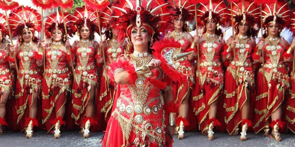 Spaanse feestdag optocht voor het kopen van een huis in Javea