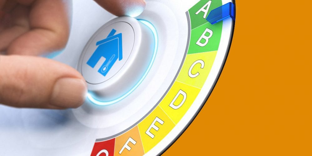 hand die draait aan EPC knop voor vakantiehuis in Javea te koop