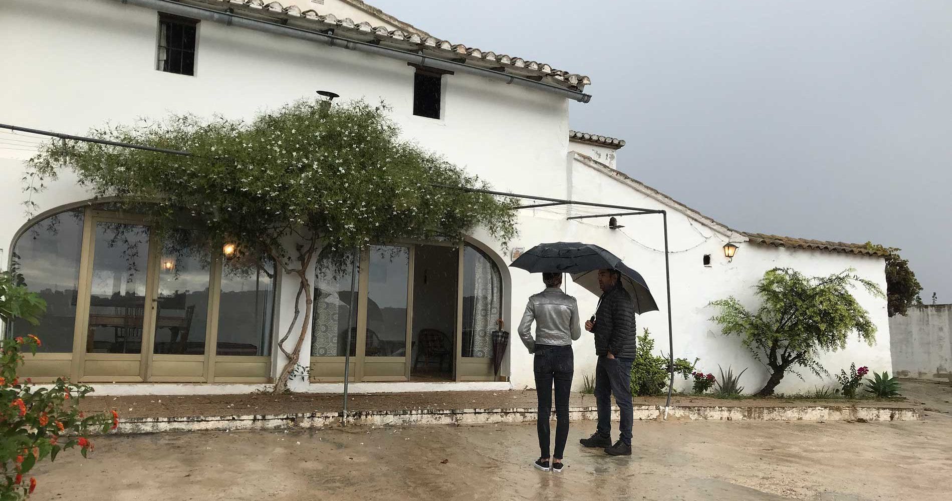 spaanse vakantiehuis bekijken in de regen