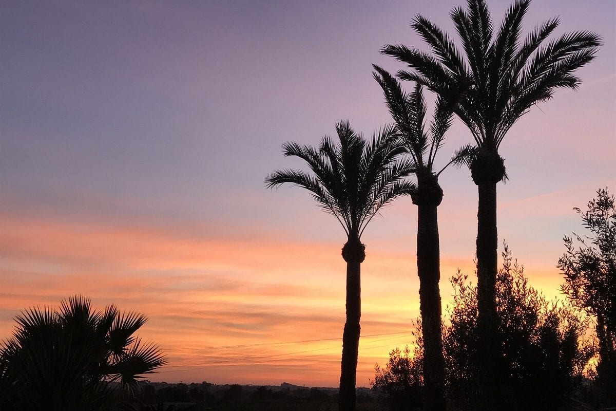 zonsondergang aan de Costa Blanca levert energie voor zonnepanelen in Spanje
