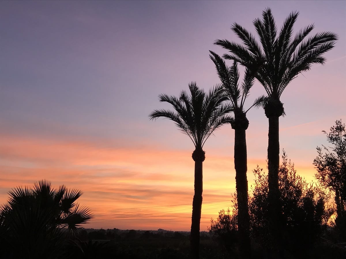 zonsondergang aan de Costa Blanca levert energie voor zonnepanelen in Spanje