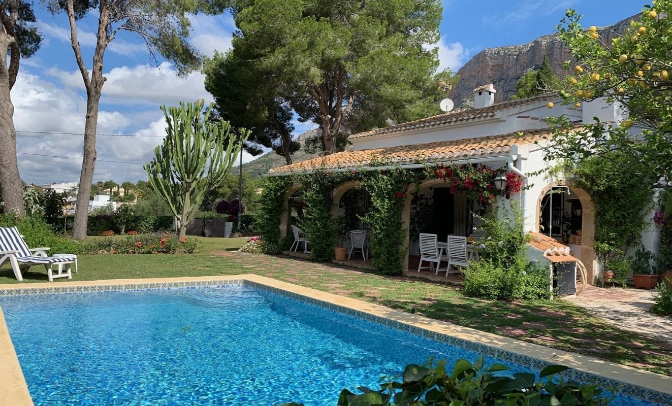 Tuin met zwembad van vakantiewoning verhuren Spanje