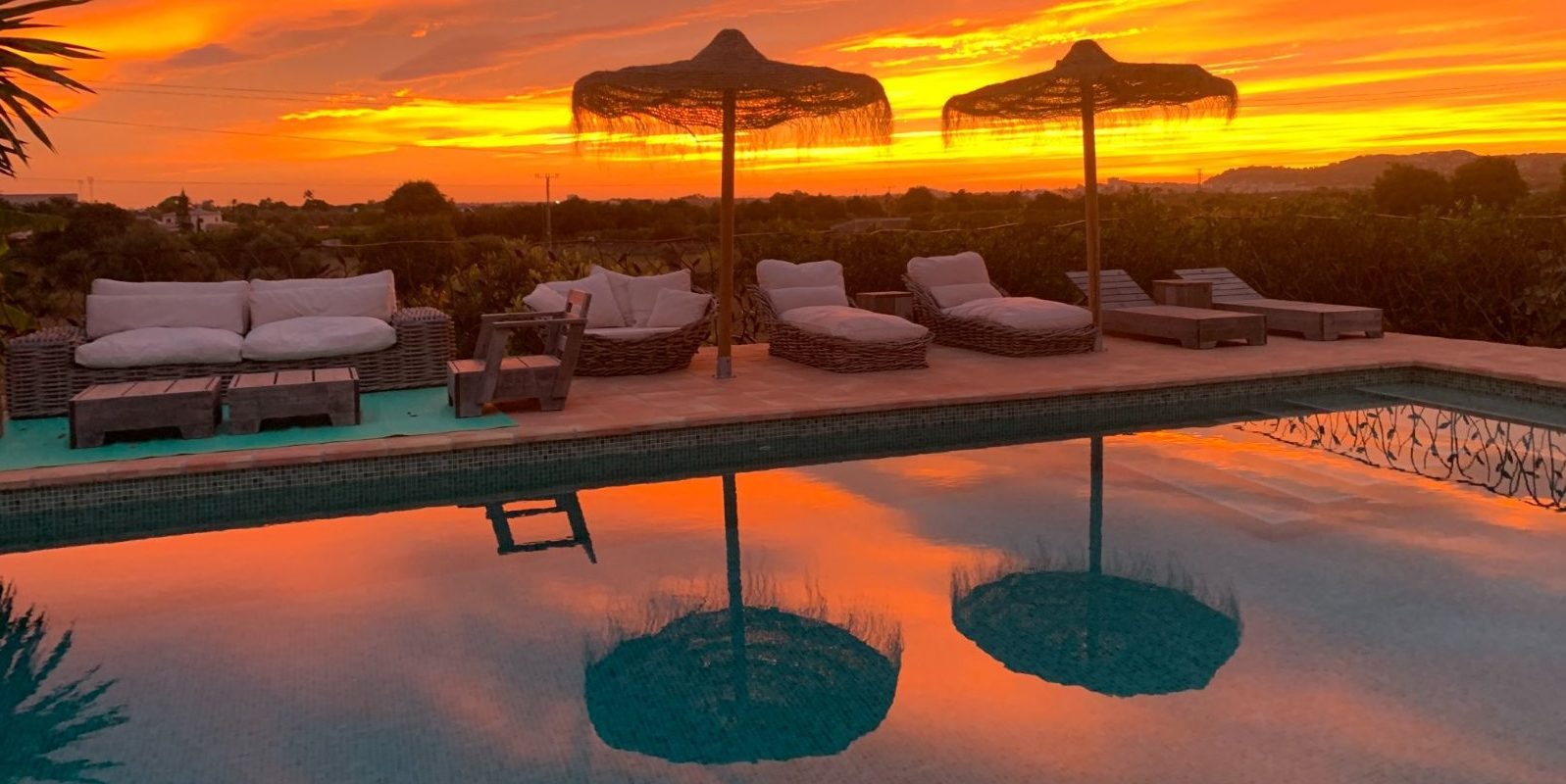 ondergaande zon bij zwembad vakantiewoning costa blanca