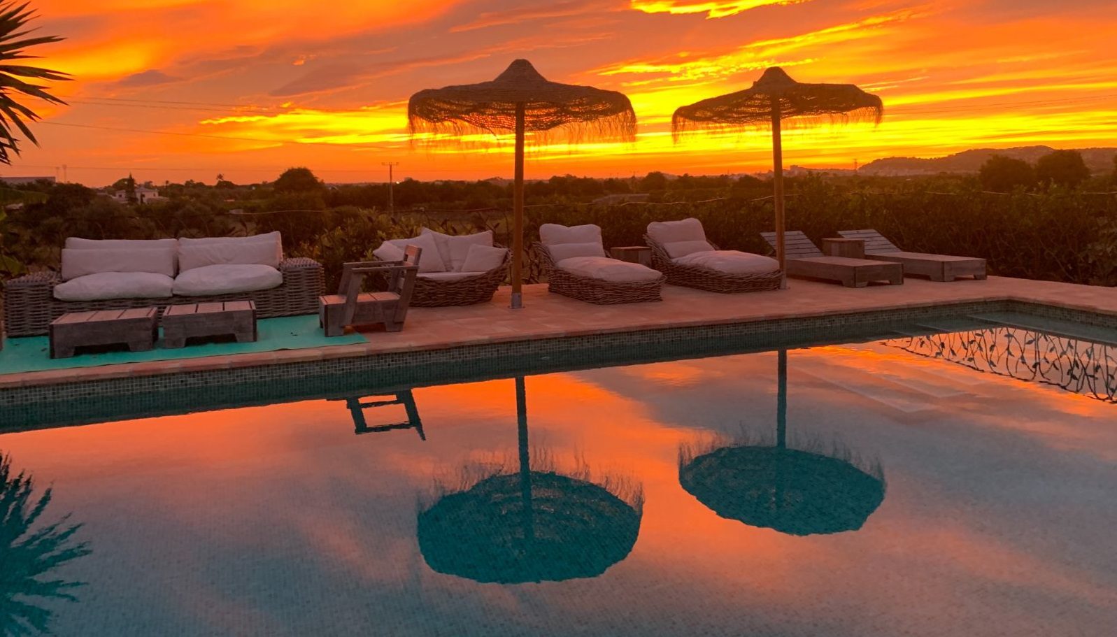 ondergaande zon bij zwembad vakantiewoning costa blanca